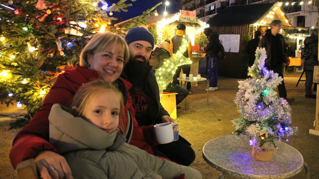 Schauten spontan auf dem Wintermarkt in Neustadt vorbei: Sven und Claudia Hartung mit Tochter Lara 