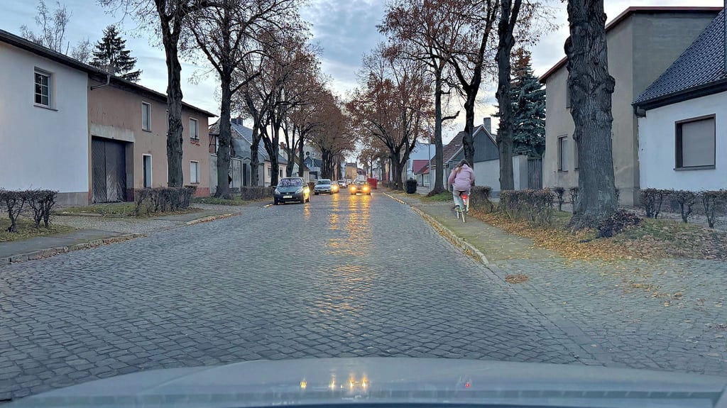 Die Schloßstraße erhält im kommenden Jahr neue Fuß- und Radwege. Die Fördermittelzusage hat die Kleinstadt dafür bereits erhalten. 