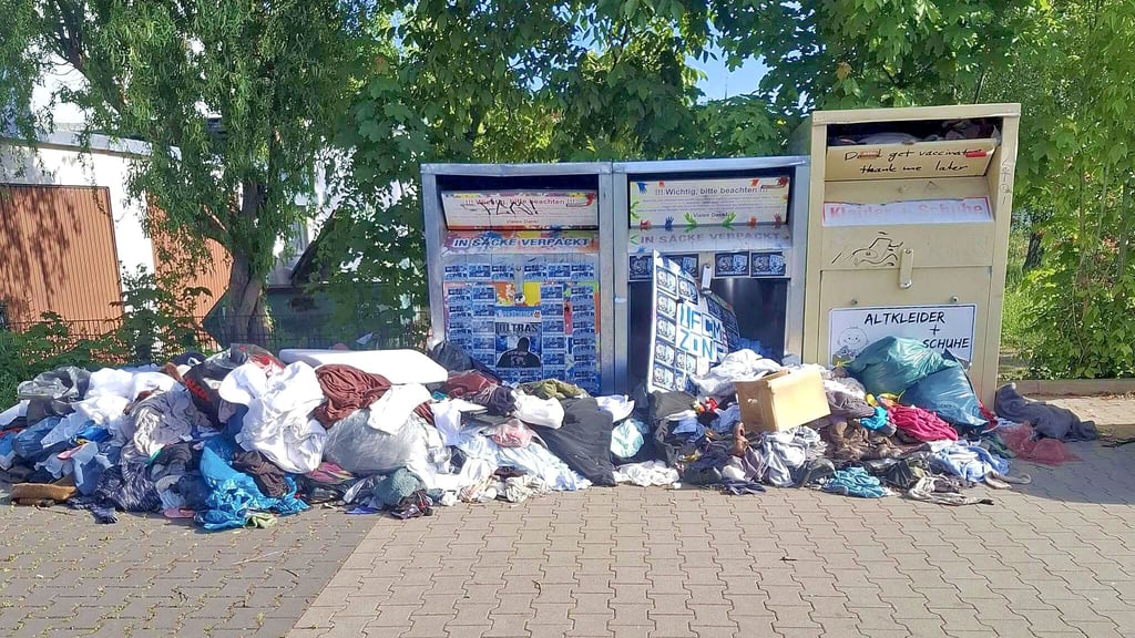 Überfüllte Altkleidercontainer waren in diesem Jahr häufiger zu sein. Inzwischen sind es weniger geworden. Die Container bei Rewe Schwarzer Weg sind schon länger abgebaut worden. Weitere folgten, wie die auf öffentlichen Plätzen. 