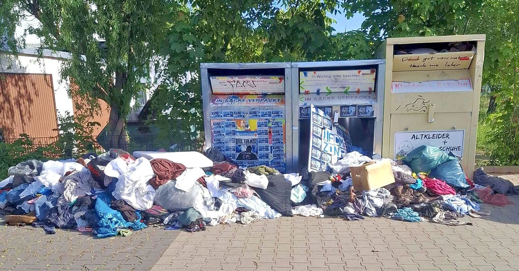 Überfüllte Altkleidercontainer waren in diesem Jahr häufiger zu sein. Inzwischen sind es weniger geworden. Die Container bei Rewe Schwarzer Weg sind schon länger abgebaut worden. Weitere folgten, wie die auf öffentlichen Plätzen. 