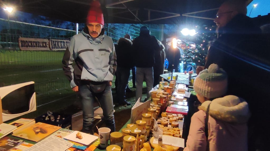 Auch Brockenimker Michael Schulze war beim Weihnachtsmarkt in heimischen Klein Wanzleben mit dabei.