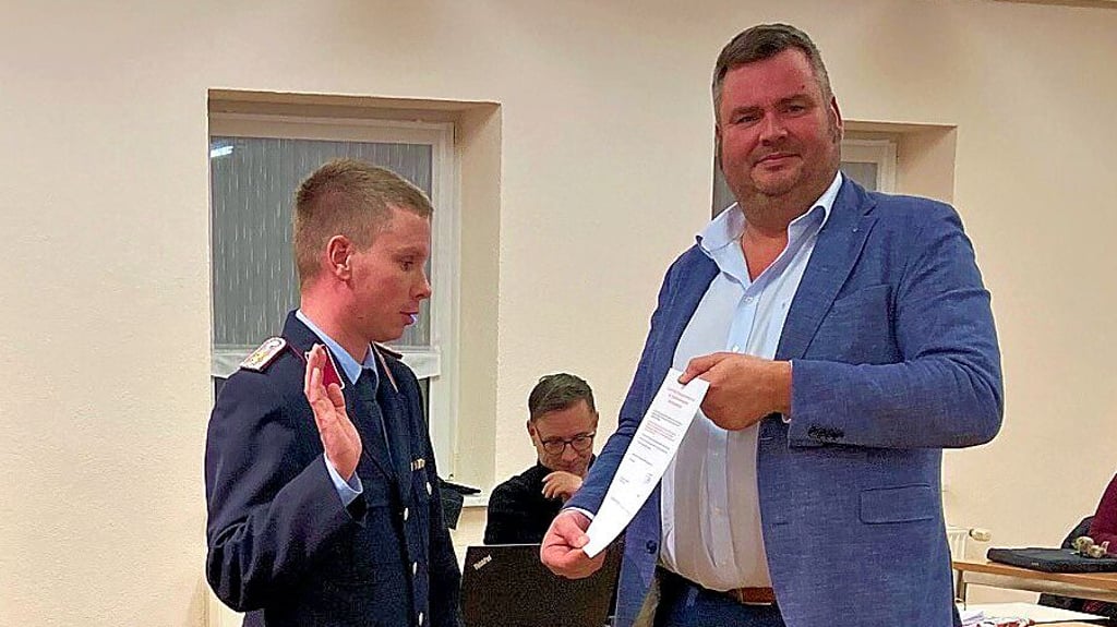 Der stellvertretende Ortswehrleiter der Feuerwehr Gräfenhainichen, Sebastian Cechol (l.), wird  in das Ehrenbeamtenverhältnis auf Zeit berufen.  Den offiziellen Akt übernimmt  Bürgermeister Enrico Schilling.