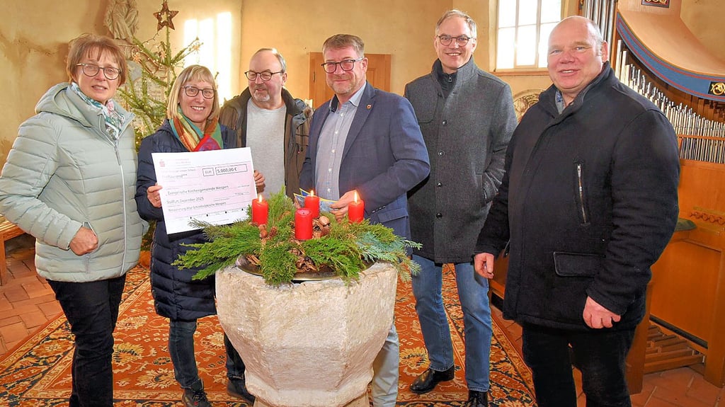 Zufriedene Gesichter dank 5000-Euro-Scheck. Von links Anngret Sternke, Karin und Volkmar Assel (Kirchengemeinde), Bert Knoblauch (Sparkassenstiftung), Stefan Goldhorn (Kirchengemeinde) und Pfarrer Ulf Rödiger. 