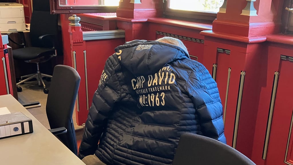 Der Angeklagte versteckte sich Anfang November beim ersten Verhandlungstag im Landgericht Halle hinter seiner Jacke. Zu den letzten beiden  Verhandlungstagen erschien er erst gar nicht. Er wurde am Donnerstagnachmittag in Abwesenheit verurteilt 