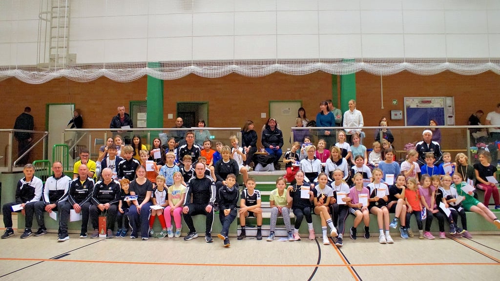 Zum Jahresabschluss  der Abteilung Leichtathletik  des SV 90 Havelberg  gab es ein Erinnerungsfoto mit allen Sportlerinnen, Sportlern und dem Trainerteam. Sie blicken auf ein erfolgreiches Jahr 2025 zurück. Trainingsbeginn im neuen Jahr ist am 8. Januar. 