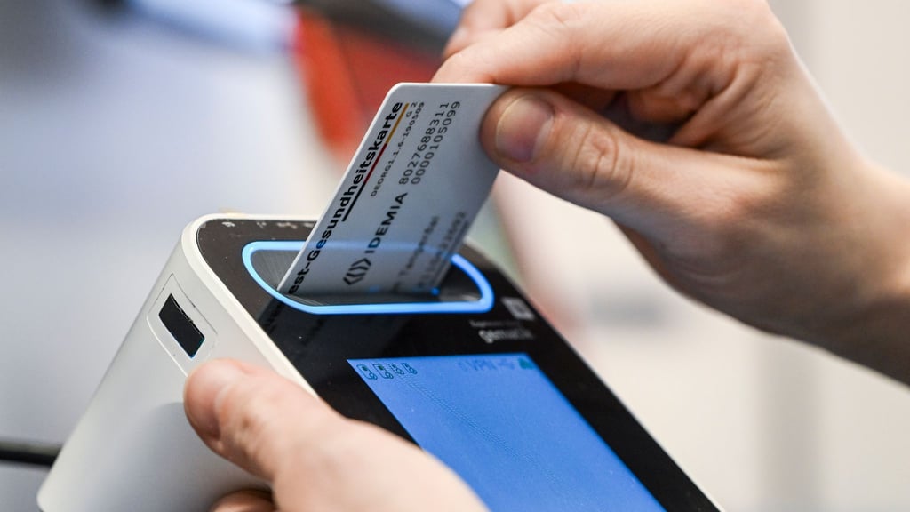 Aufgrund einer bundesweit verpflichtenden technischen Umstellung zum neuen Jahr kann es laut KV Berlin in Praxen zu längeren Wartezeiten kommen. (Archivbild)