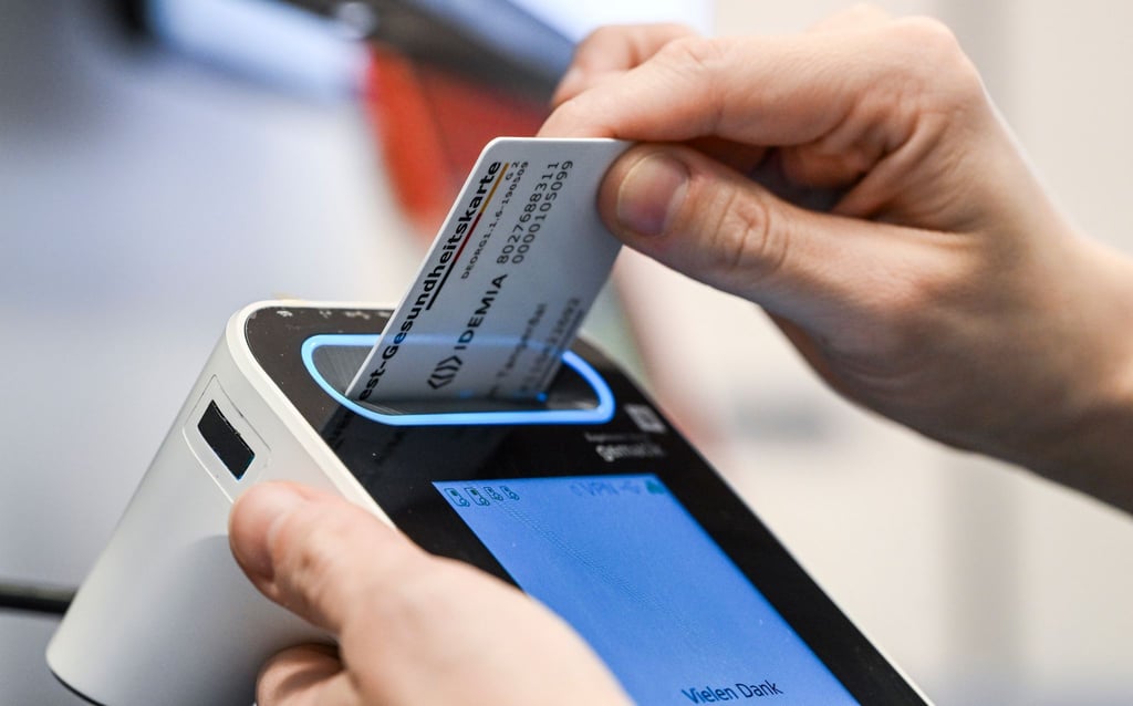 Aufgrund einer bundesweit verpflichtenden technischen Umstellung zum neuen Jahr kann es laut KV Berlin in Praxen zu längeren Wartezeiten kommen. (Archivbild)