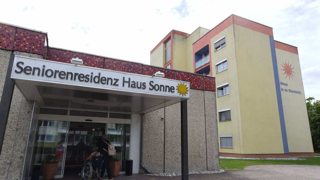 Für die  Seniorenresidenz „Haus Sonne“ in Köthen und die anderen Einrichtungen der&nbsp;Zerbst Pflege Gruppe ist eine Lösung gefunden worden. Nun wurden die neuen Verträge unterzeichnet.&nbsp;