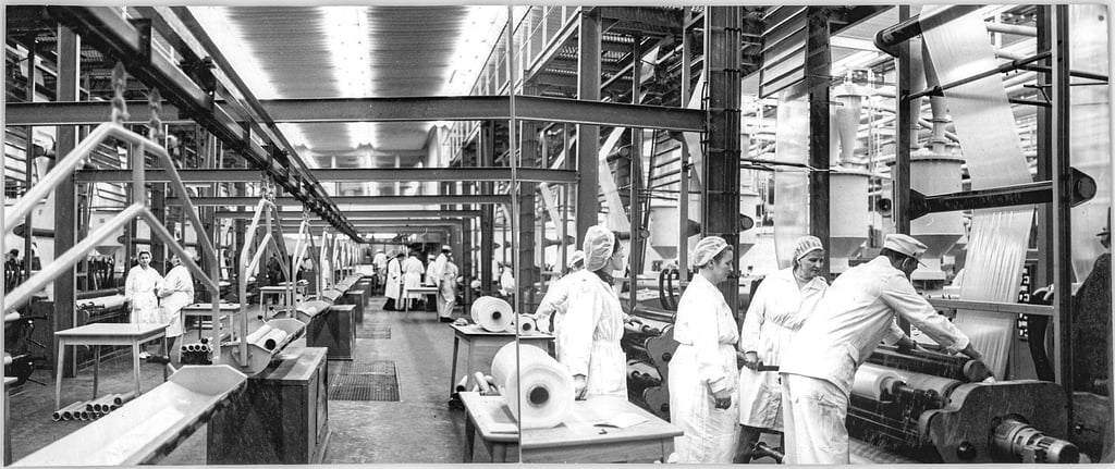 Blick in die damalige Produktionshalle für die Herstellung von Kunststofffolien auf Blasfolienextruder