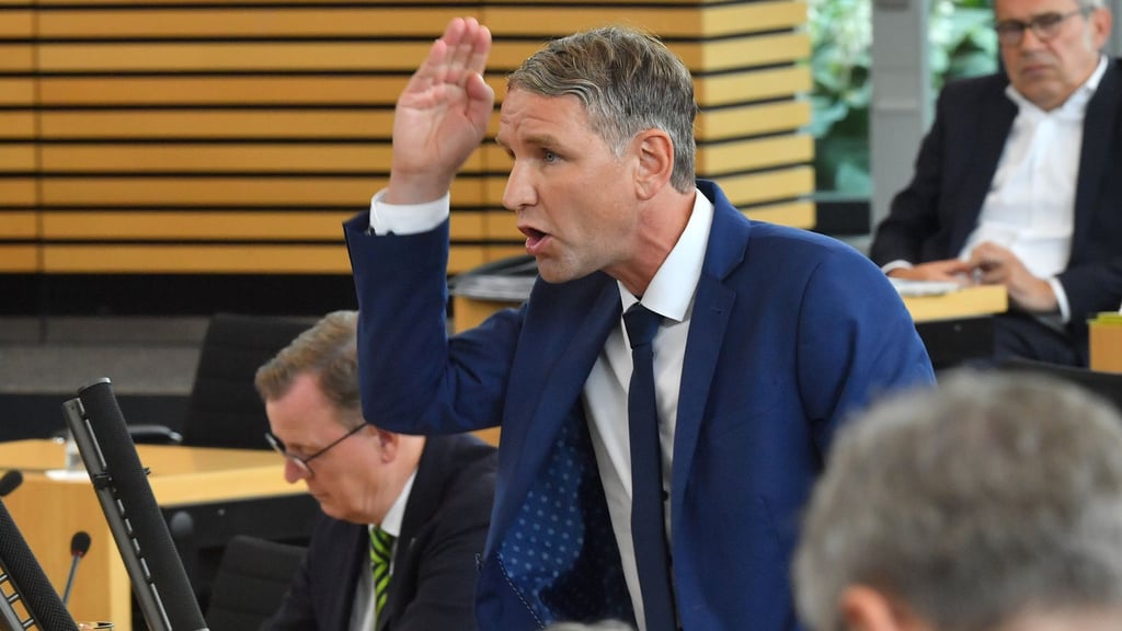 Die Thüringer AfD-Fraktion mit ihrem Vorsitzenden Björn Höcke fordert die Entlassung des Innenministers. (Archivbild)