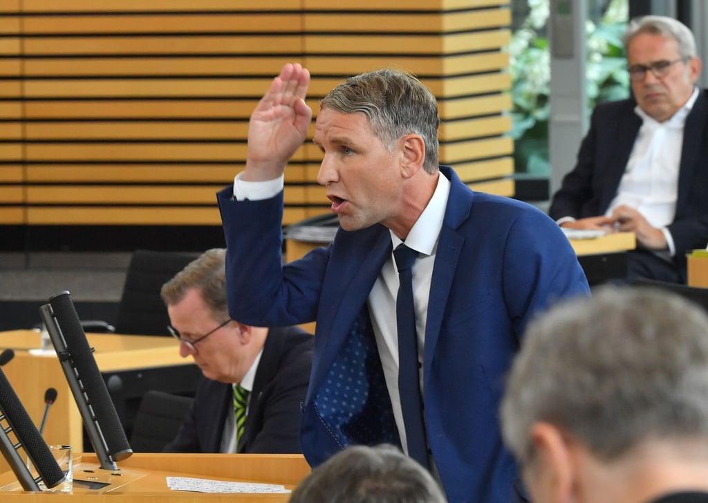 Die Thüringer AfD-Fraktion mit ihrem Vorsitzenden Björn Höcke fordert die Entlassung des Innenministers. (Archivbild)