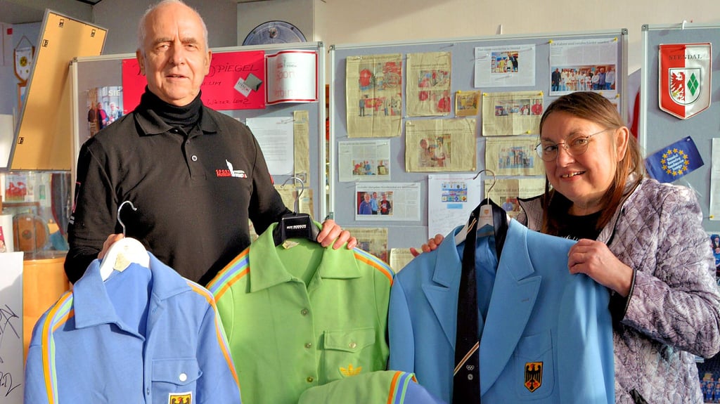 Heike Scholze übergab im Stendaler Sportmuseum an Jörg Hosang die Kleidung, die ihr Großcousin Paul E. Nowacki und dessen Frau Doralies 1972 bei den Olympischen Spielen getragen haben.