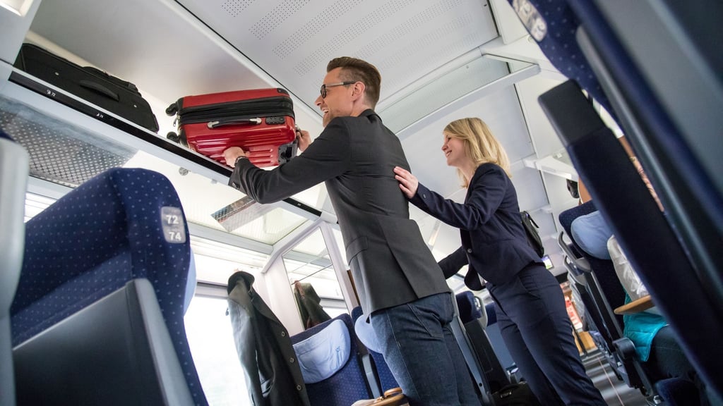 Die Weihnachtsreisewelle sorgt für volle Züge: Sitzplätze mit Sicht auf die Gepäckablagen helfen, Diebstähle zu verhindern.