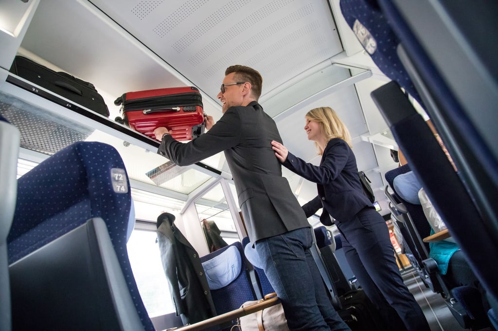 Die Weihnachtsreisewelle sorgt für volle Züge: Sitzplätze mit Sicht auf die Gepäckablagen helfen, Diebstähle zu verhindern.