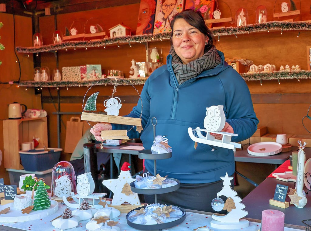 Gabriele Teutsch zeigt die Kunst, die sie aus Keraflott herstellt. Sie verkauft sie das erste Mal im Kunsthandwerkerdorf des Weihnachtsmarkts in Weißenfels dabei.