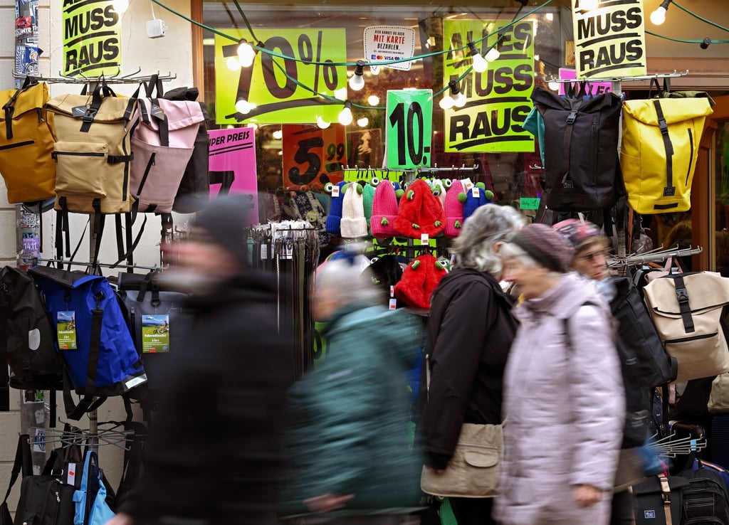 Sparen und auf größere Anschaffungen verzichten, das ist zurzeit das Credo der Verbraucherinnen und Verbraucher. (Archivbild)