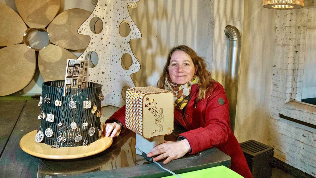 Die Dessauer Künstlerin Katja Petry befasst sich mit Holzbearbeitung und macht auch aus alten Vinylschallplatten Schmuck.