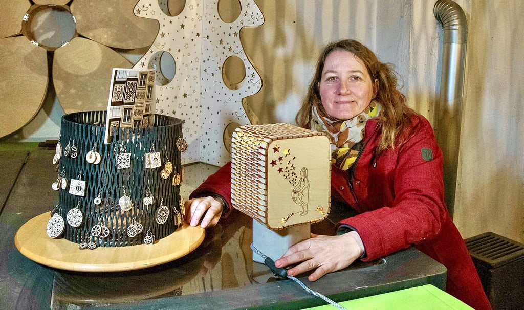 Katja Petry befasst sich mit Holzbearbeitung und macht auch aus Vinylschallplatten Schmuck.