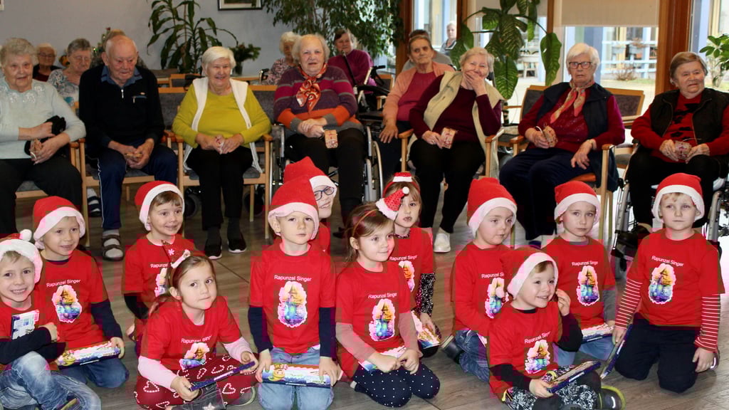 Es gab nicht nur Geschenke, sondern auch ein Programm von den Mädchen und Jungen der Wansleber Kita.