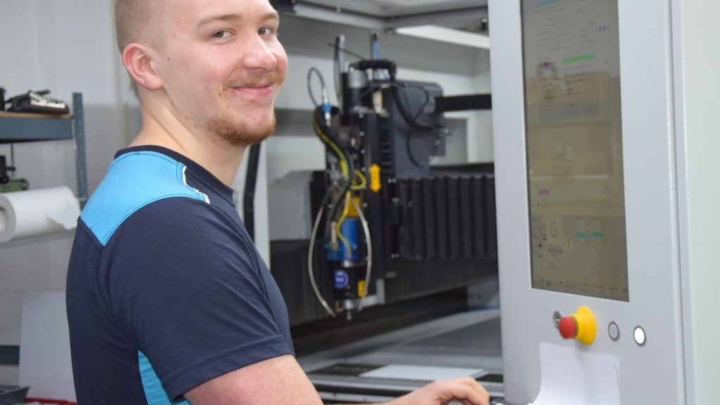 Robert Norwik Ziegler, Graveur mit der Spezialisierung Reliefgraviertechnik, hat beim Bundeswettbewerb „German Craft Skills“ den ersten Platz erreicht.