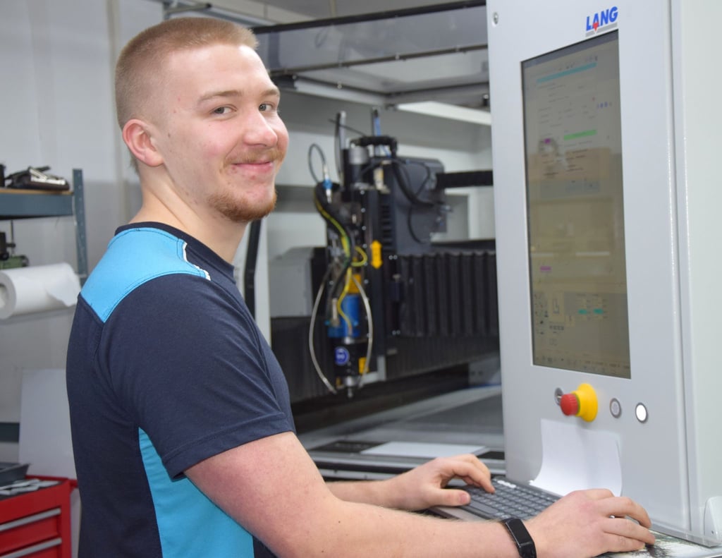 Robert Norwik Ziegler, Graveur mit der Spezialisierung Reliefgraviertechnik, hat beim Bundeswettbewerb „German Craft Skills“ den ersten Platz erreicht.