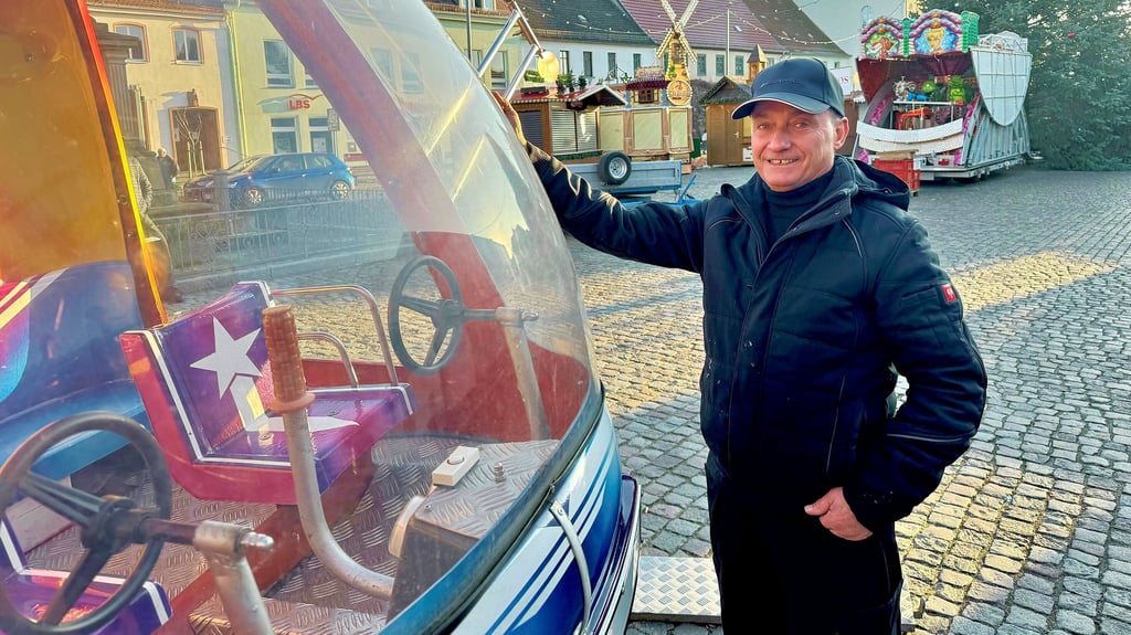 Der 60-jährige  Schausteller  Reno  Sperlich ist der  Veranstalter  des  Jessener Weihnachtsmarktes.