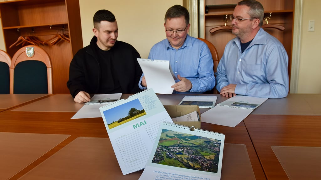  Erik Hohmann, Bürgermeister Matthias Jentsch und BWB-Chef  Andreas Tomaschek (von links) blättern im neuen Kalender. 