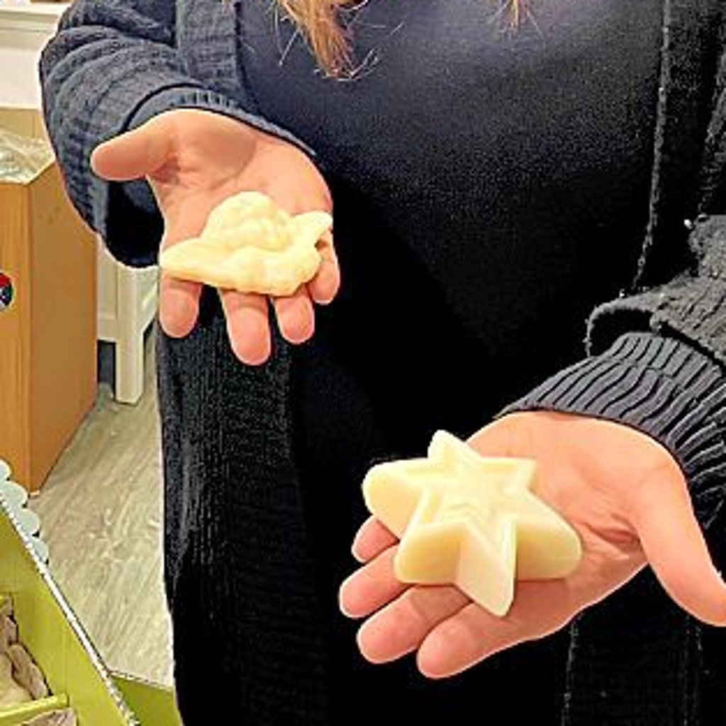 Schafmilchseife für 4,50 Euro gibt es im Lila Laden, der zur Buchhandlung gehört. 