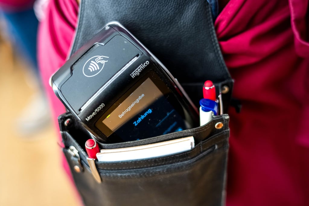 Händler und Gastronomen bestimmen, welche Zahlungsarten akzeptiert werden: Ein Anspruch auf Bar- oder Kartenzahlung besteht nicht.