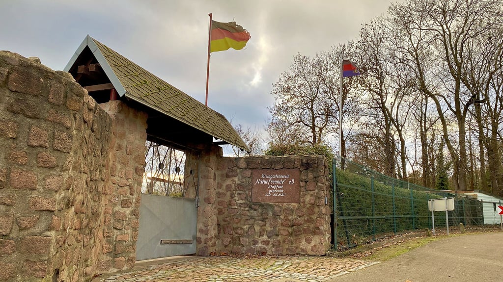 Stadtauswärts Richtung Bau- und Supermarkt: der Kleingarten der Naturfreunde Staßfurt in der Hecklinger Straße.