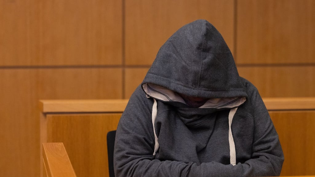 Achteinhalb Jahre soll ein 61-Jähriger in Haft - er missbrauchte seine Ehefrau und filmte die Taten.