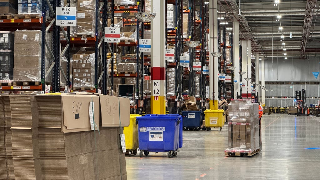 Erstaunlich geordnet: Ein Blick in das Amazon Logistikzentrum in Sülzetal in der Börde. Obwohl die Zeit vor Weihnachten zu den stressigsten im Jahr gehört, läuft der Betrieb ruhig.&nbsp;