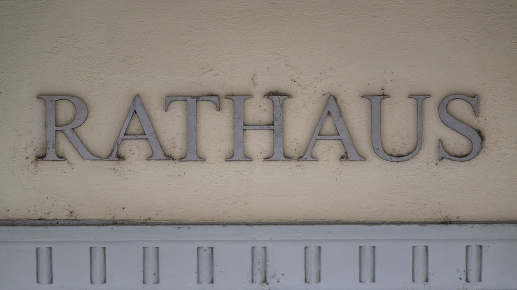 Der Amtsantritt des neu gewählten Bürgermeisters in der Gemeinde Hermsdorf verzögert sich. (Symbolbild)