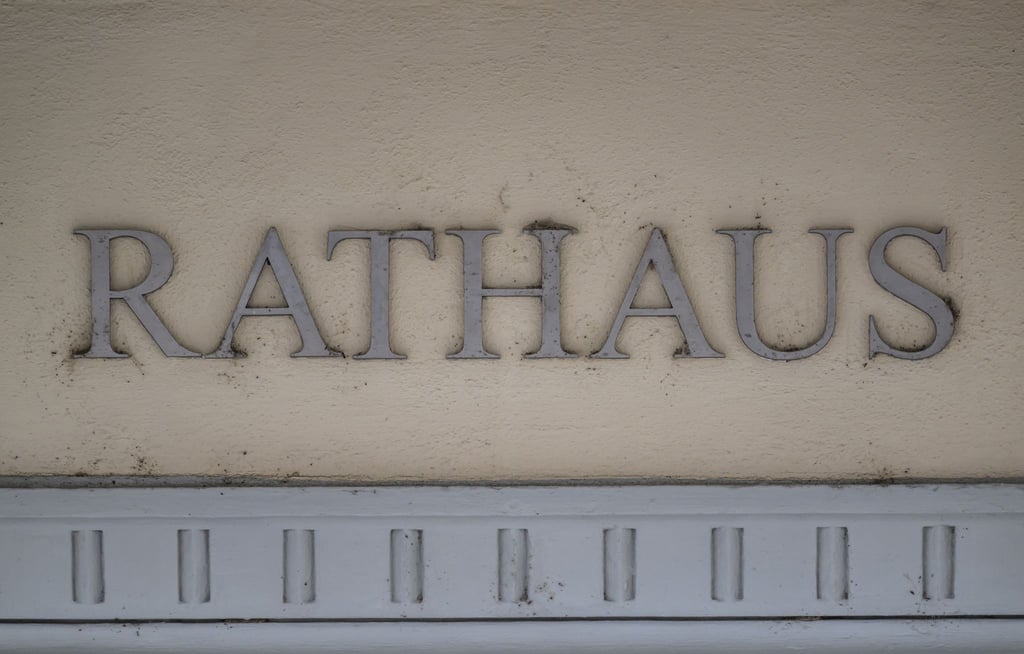 Der Amtsantritt des neu gewählten Bürgermeisters in der Gemeinde Hermsdorf verzögert sich. (Symbolbild)