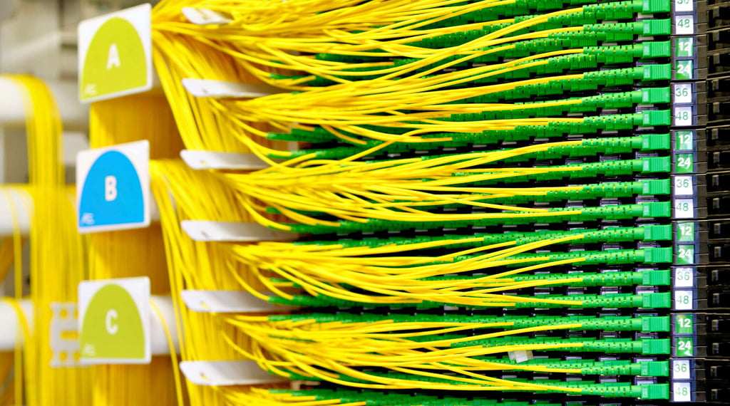 In den Verteilstationen der Orte werden die dicken Glasfaserkabel aufgespalten und zu den Haushalten geleitet.