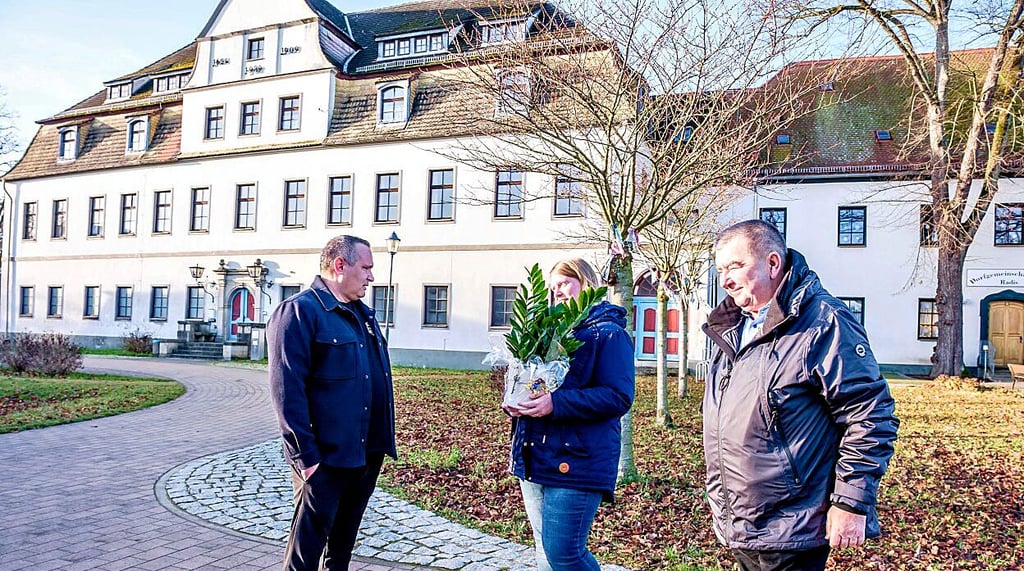 Ortsbürgermeisterin Sandra Mannel und Kembergs Bürgermeister Torsten Seelig (CDU) informierten sich vor Ort über die Pläne für das Gutshaus.