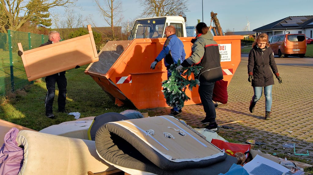 Der Heimatverein räumt den Müll mittels eines Containers weg.