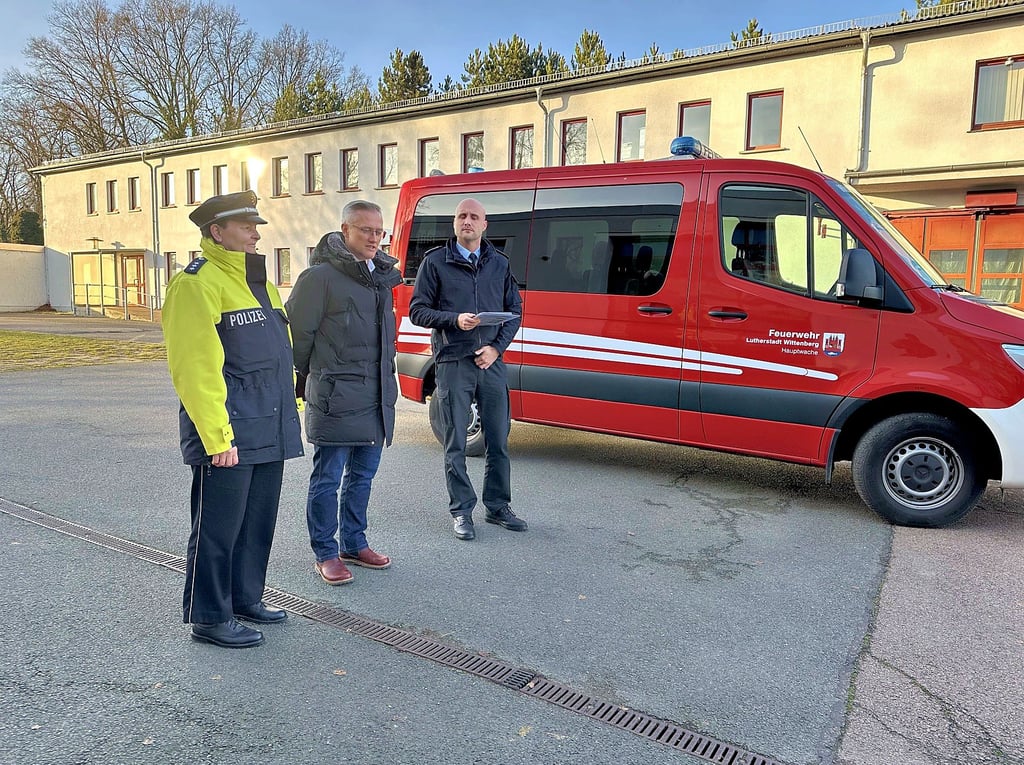 André Seidig (Mitte) und Feuerwehrchef Christoph Kummer  zeigen die neue Sirene auf der Feuerwache Teuchel.