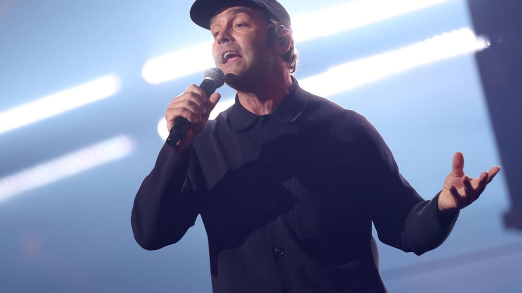 Der Hamburger Sänger Bosse hat sein neues Lied gegen Hass und Gewalt im Netz nun als jugendfreie Version neu aufgenommen. (Archivbild)