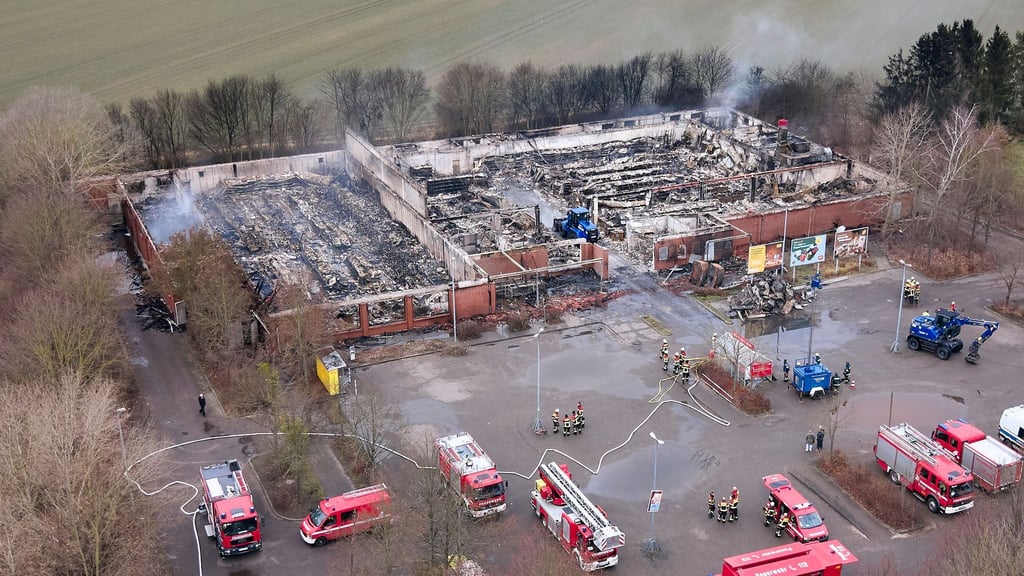 Insgesamt 75 Kräfte der Feuerwehr und zusätzliche THW-Mitarbeiter waren im Einsatz.