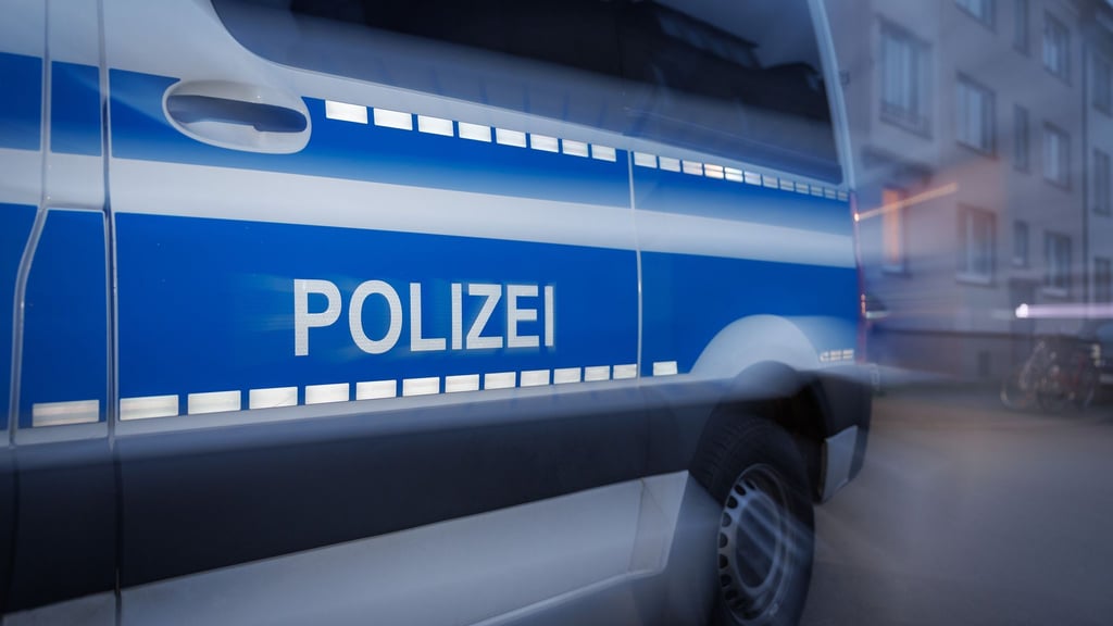 In Halle ist ein Mann von mehreren Personen bewusstlos geschlagen worden.