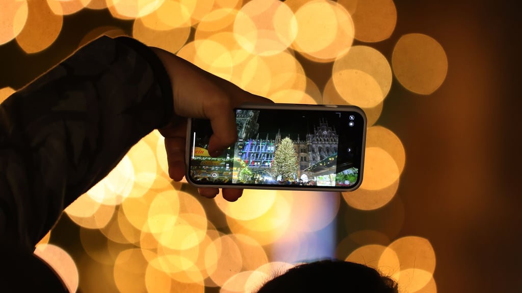 Unter Umständen fühlen sich Menschen von der Handynutzung in der Weihnachtszeit gestört. (Symbolbild)