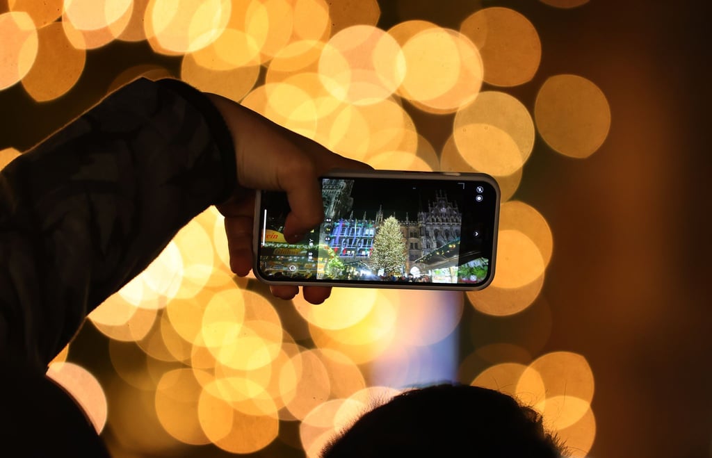 Unter Umständen fühlen sich Menschen von der Handynutzung in der Weihnachtszeit gestört. (Symbolbild)