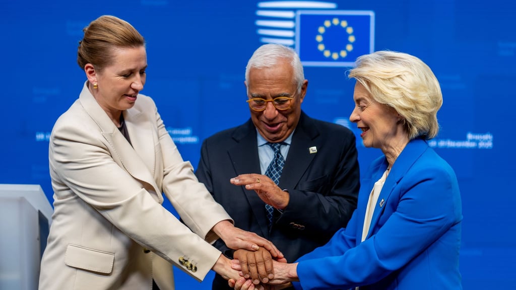 Feiern den Kompromiss: Dänemarks Regierungschefin Mette Frederiksen, EU-Ratspräsident António Costa und Kommissionschefin Ursula von der Leyen.