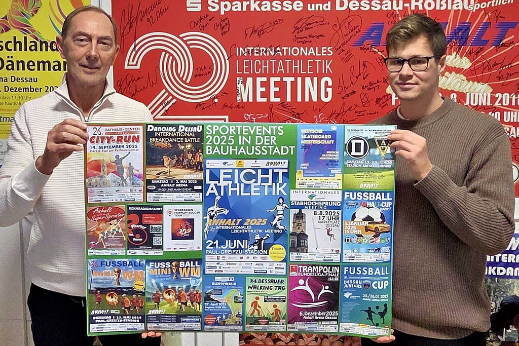 Anhalt Sport-Sportdirektor Ralph Hirsch (l.) und Eventmanager Hannes  Tiede mit einer Collage der  organisierten Veranstaltungen des Jahres 2025.