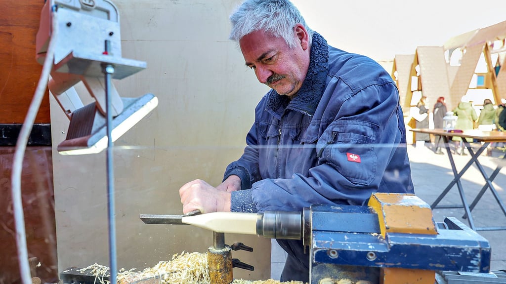 Jens Fölsche bei seiner Arbeit im Kunst- und Handwerkerdorf des Weißenfelser Weihnachtsmarkts