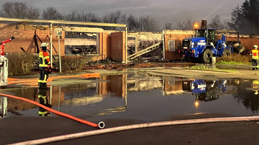 In Zehdenick stand ein Supermarktkomplex komplett in Brand.