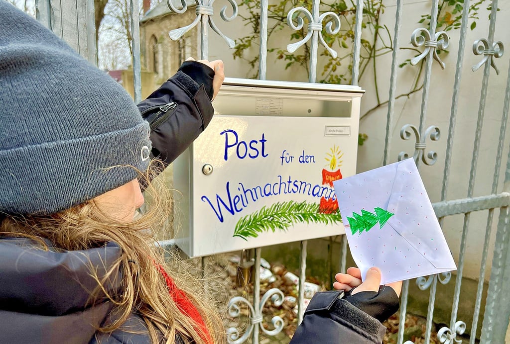 In diesen Briefkasten in Peißen kann man seine Briefe an den Weihnachtsmann versenden. 