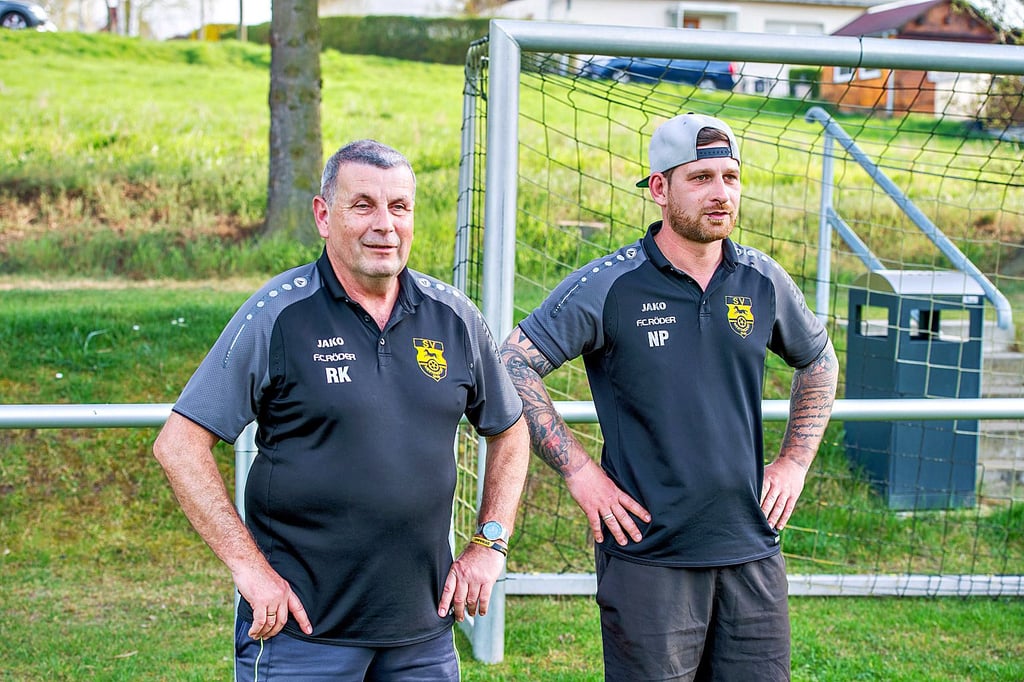 Übernahm im vergangenen Sommer von Ralf Kobylka (l.) das Traineramt beim Kreisligisten SV Mertendorf: Nils Pachulsky. Nach der Hinrunde hat sein Team als Spitzenreiter der hiesigen Staffel 1 sieben Punkte Vorsprung.