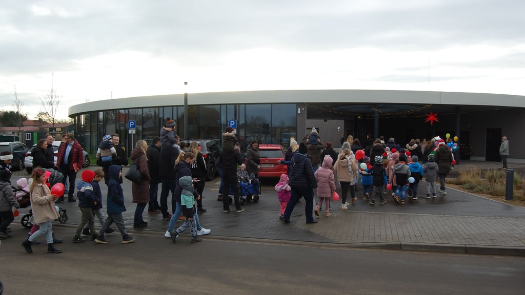 Gemeinsam marschierten Kinder, Erzieherinnen und einige Eltern von der alten zur neuen Kita.